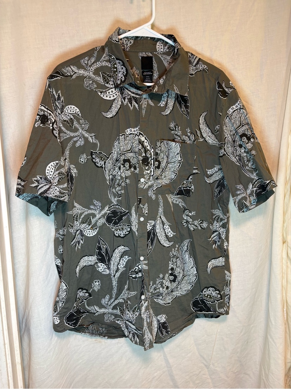 H&M Short Sleeve Button Up Shirt Green Paisley Floral Men’s XL